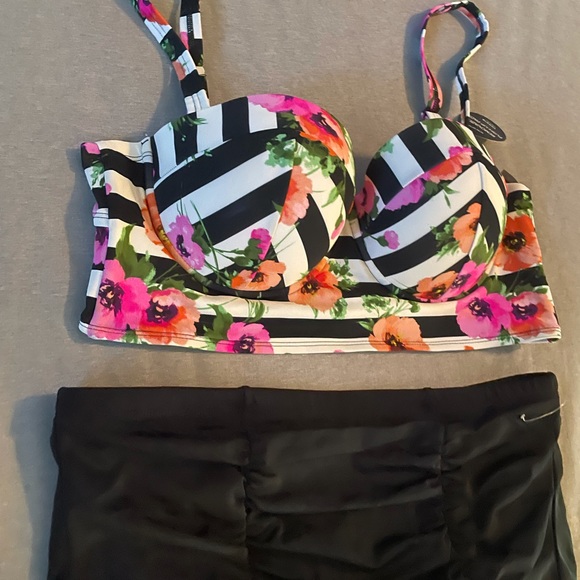 Torrid 2 Piece NEW Swim Set size 1♥️ - Picture 2 of 9